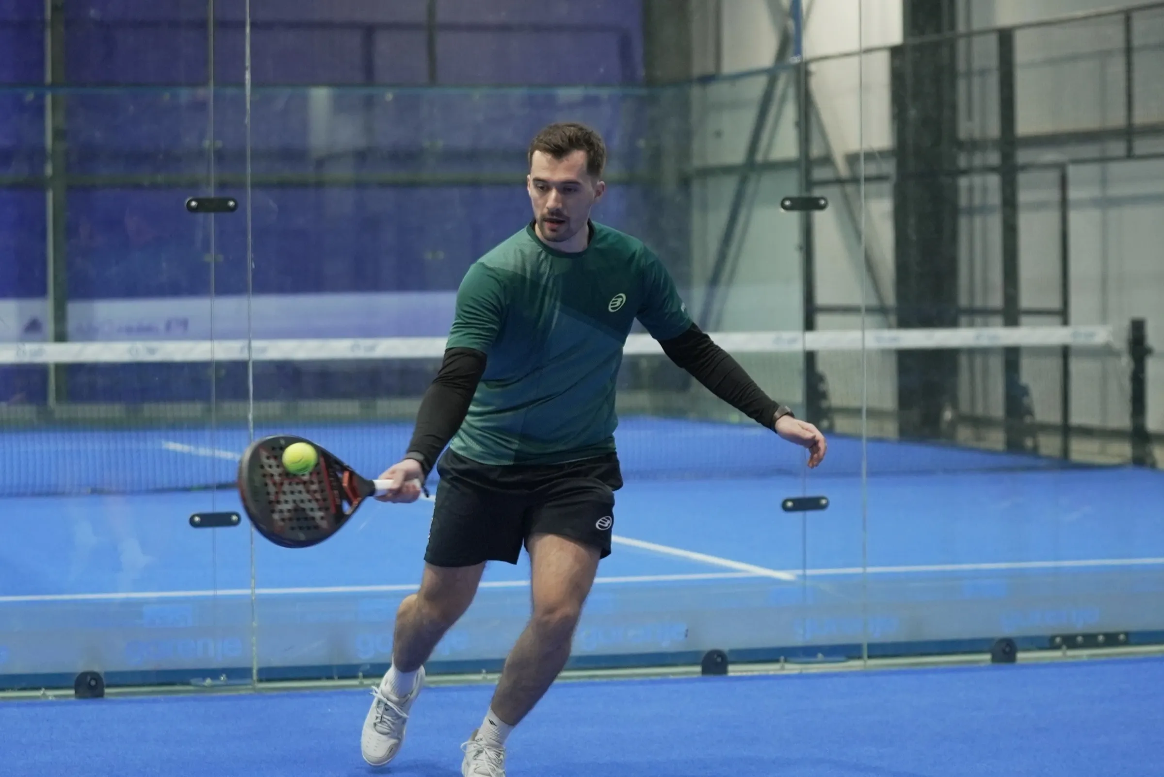 Playing off the glass in padel