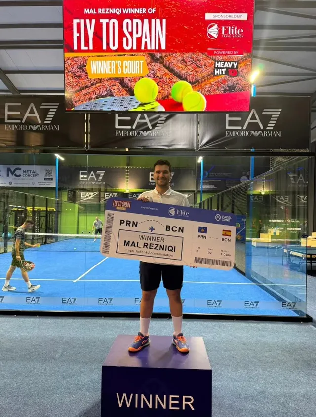 Mal Rezniqi on the winner's podium under the Fly to Spain screen at Padel Zone